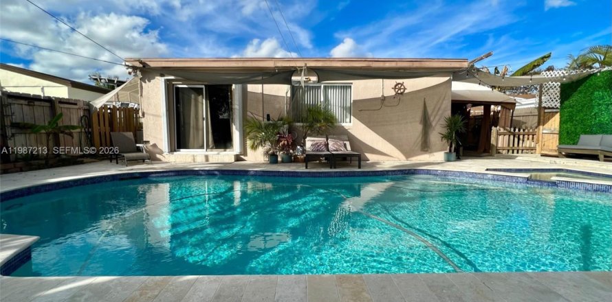 Villa ou maison à North Miami Beach, Floride 3 chambres, 129.97 m2 № 2091324