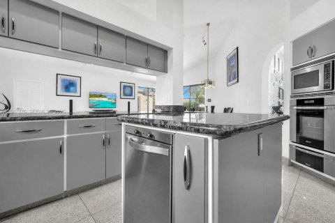 House in Weston, Florida 5 bedrooms, 448.53 sq.m. № 2186362 - photo 21
