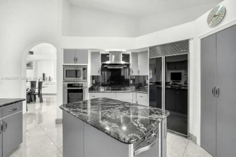 House in Weston, Florida 5 bedrooms, 448.53 sq.m. № 2186362 - photo 17
