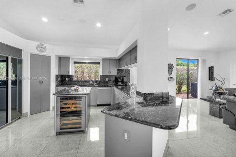 House in Weston, Florida 5 bedrooms, 448.53 sq.m. № 2186362 - photo 24