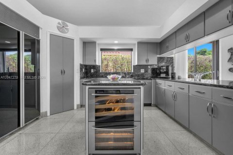 House in Weston, Florida 5 bedrooms, 448.53 sq.m. № 2186362 - photo 19