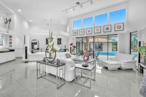 House in Weston, Florida 5 bedrooms, 448.53 sq.m. № 2186362 - photo 15