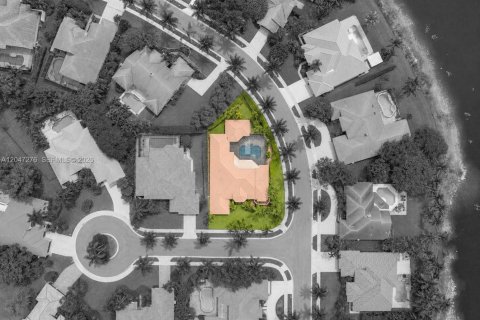 House in Weston, Florida 5 bedrooms, 448.53 sq.m. № 2186362