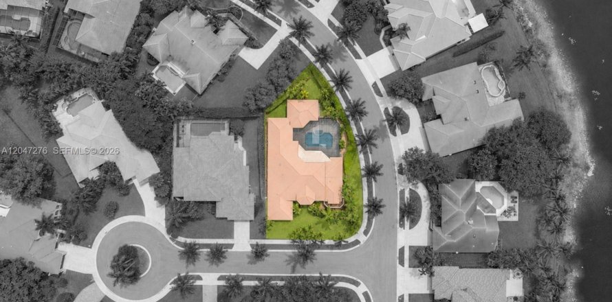 House in Weston, Florida 5 bedrooms, 448.53 sq.m. № 2186362