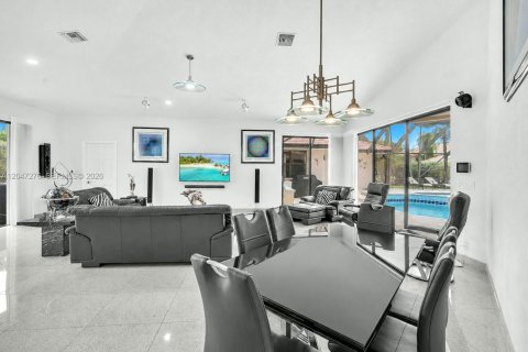 House in Weston, Florida 5 bedrooms, 448.53 sq.m. № 2186362 - photo 25