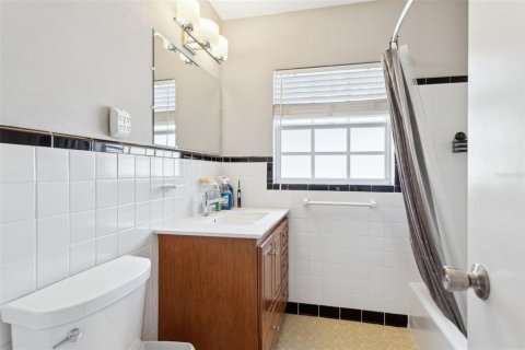 House in Tampa, Florida 3 bedrooms, 104.7 sq.m. № 1751107 - photo 14
