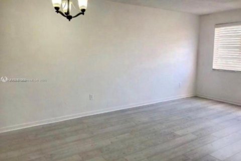 Condo in North Miami, Florida, 1 bedroom  № 1890825 - photo 9