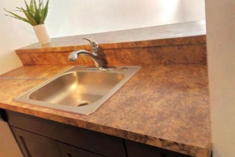 Condo in North Miami, Florida, 1 bedroom  № 1890825 - photo 1