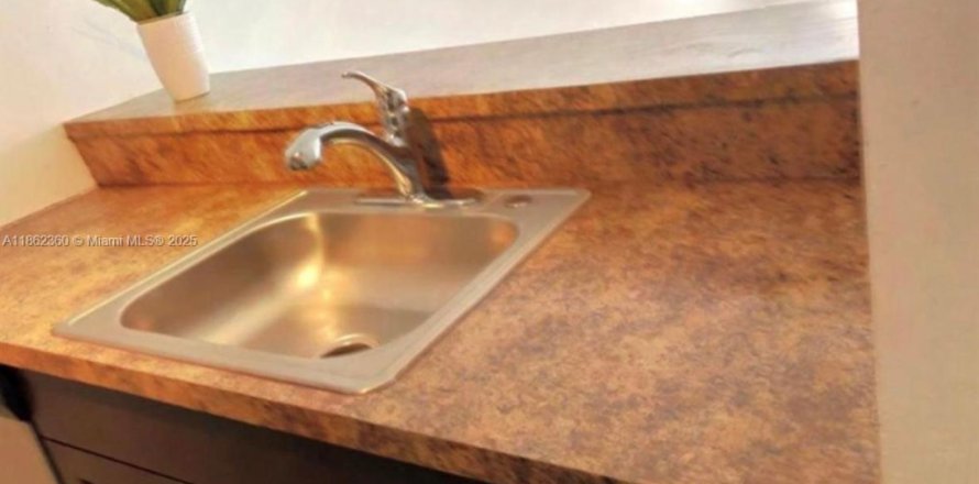 Condo in North Miami, Florida, 1 bedroom  № 1890825