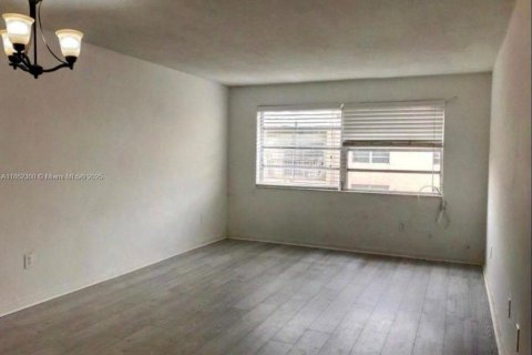 Condo in North Miami, Florida, 1 bedroom  № 1890825 - photo 8