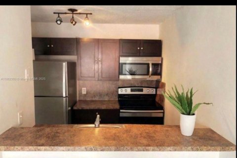 Condo in North Miami, Florida, 1 bedroom  № 1890825 - photo 3