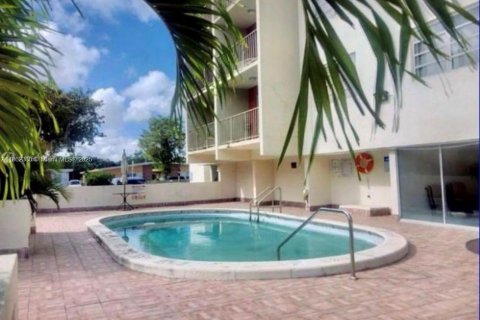 Condo in North Miami, Florida, 1 bedroom  № 1890825 - photo 10