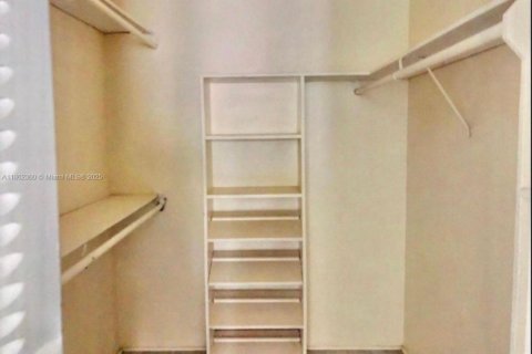Condo in North Miami, Florida, 1 bedroom  № 1890825 - photo 5