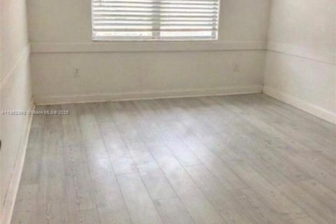 Condo in North Miami, Florida, 1 bedroom  № 1890825 - photo 6