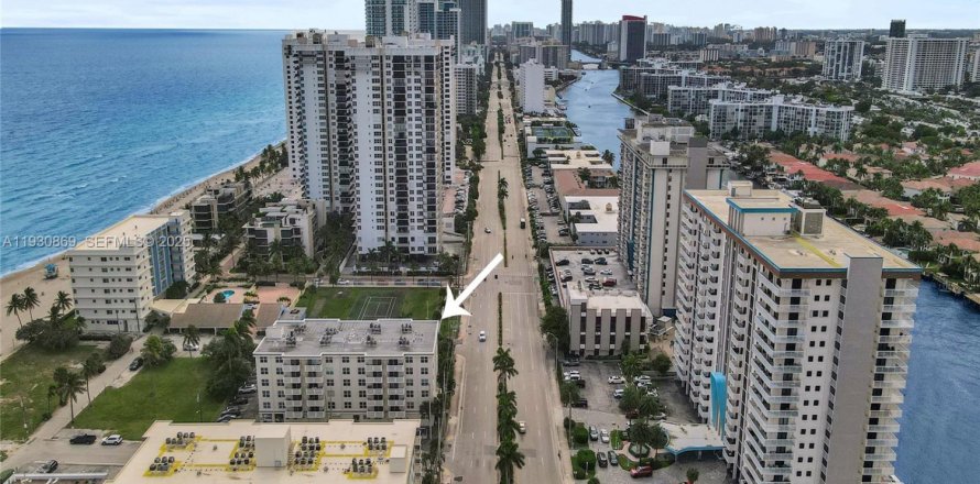 Кондоминиум с 2 спальнями в Холливуд, Флорида № 1990859