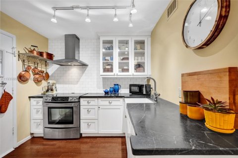 Купить кондоминиум в Холливуд, Флорида 2 спальни, 97.55м2, № 1990859 - фото 3