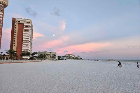 Condo in Redington Shores, Florida, 1 bedroom  № 1534934 - photo 2