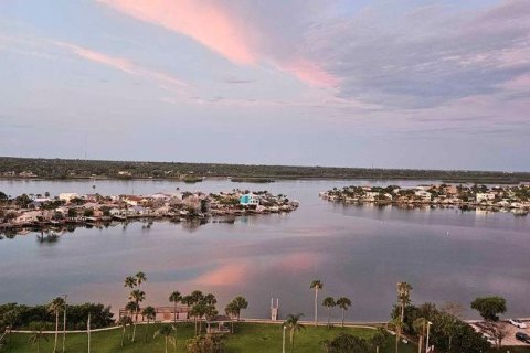 Condo in Redington Shores, Florida, 1 bedroom  № 1534934 - photo 1