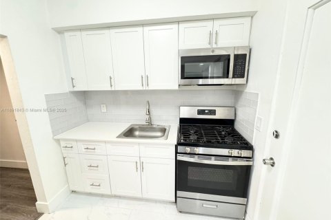 Propiedad comercial en venta en Miami Beach, Florida № 1943984 - foto 9
