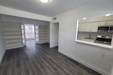 Propiedad comercial en venta en Miami Beach, Florida № 1943984 - foto 12