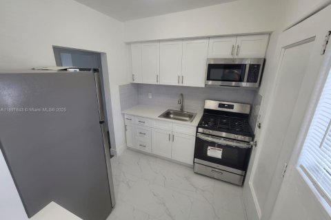 Propiedad comercial en venta en Miami Beach, Florida № 1943984 - foto 10