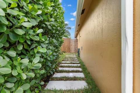 Casa en alquiler en Boynton Beach, Florida, 3 dormitorios, 163.88 m2 № 1163149 - foto 1