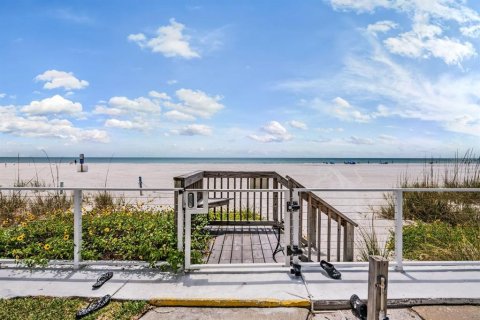 Touwnhouse à vendre à Redington Shores, Floride: 2 chambres, 114.92 m2 № 2212074 - photo 4