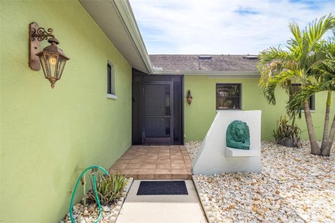 Commercial property in North Fort Myers, Florida 4 bedrooms, 268.12 sq.m. № 2386680 - photo 4
