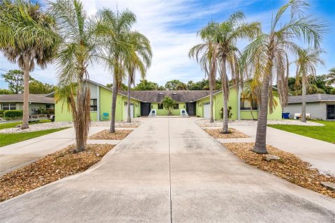 Commercial property in North Fort Myers, Florida 4 bedrooms, 268.12 sq.m. № 2386680