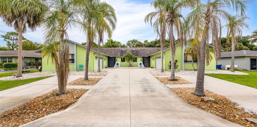 Commercial property in North Fort Myers, Florida 4 bedrooms, 268.12 sq.m. № 2386680