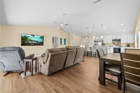 Commercial property in North Fort Myers, Florida 4 bedrooms, 268.12 sq.m. № 2386680 - photo 15