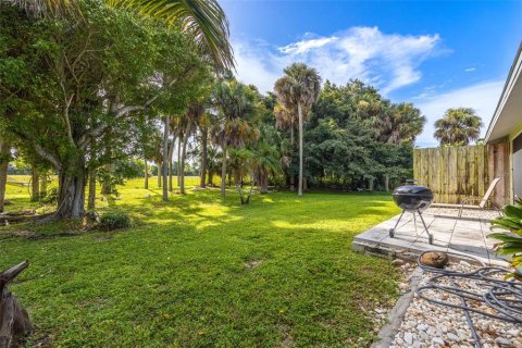 Commercial property in North Fort Myers, Florida 4 bedrooms, 268.12 sq.m. № 2386680 - photo 28
