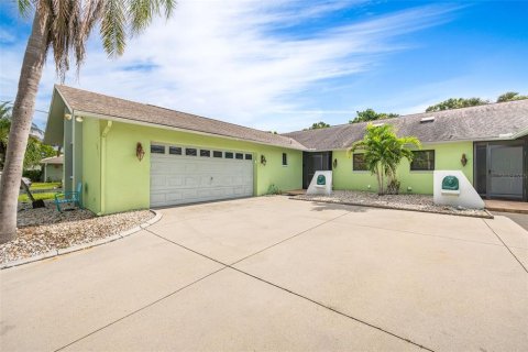 Commercial property in North Fort Myers, Florida 4 bedrooms, 268.12 sq.m. № 2386680 - photo 3