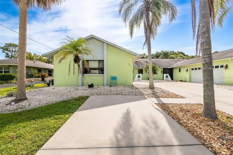 Commercial property in North Fort Myers, Florida 4 bedrooms, 268.12 sq.m. № 2386680 - photo 2
