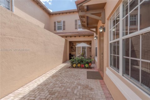 Townhouse in Pembroke Pines, Florida 3 bedrooms, 215.53 sq.m. № 2071912 - photo 2