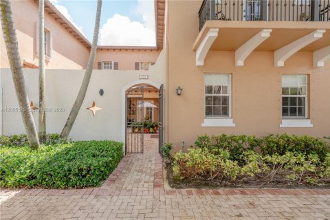 Townhouse in Pembroke Pines, Florida 3 bedrooms, 215.53 sq.m. № 2071912