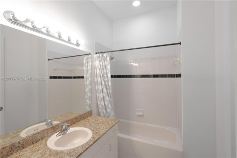 Townhouse in Pembroke Pines, Florida 3 bedrooms, 215.53 sq.m. № 2071912 - photo 21