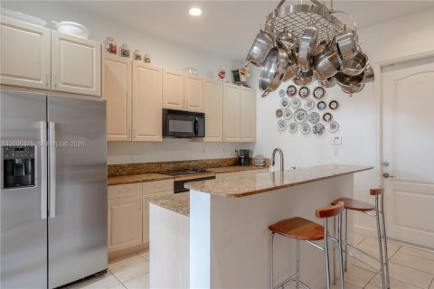 Townhouse in Pembroke Pines, Florida 3 bedrooms, 215.53 sq.m. № 2071912 - photo 8