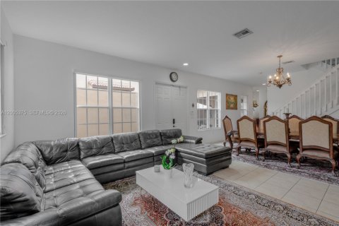Townhouse in Pembroke Pines, Florida 3 bedrooms, 215.53 sq.m. № 2071912 - photo 9