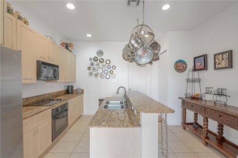 Townhouse in Pembroke Pines, Florida 3 bedrooms, 215.53 sq.m. № 2071912 - photo 6