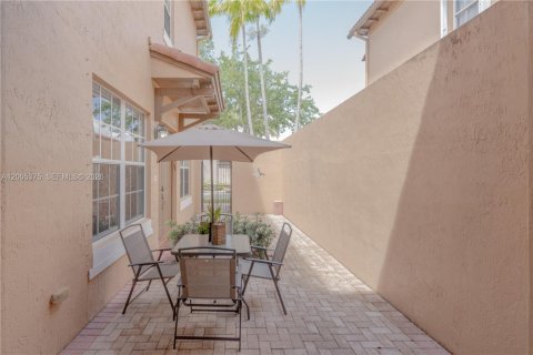 Townhouse in Pembroke Pines, Florida 3 bedrooms, 215.53 sq.m. № 2071912 - photo 5