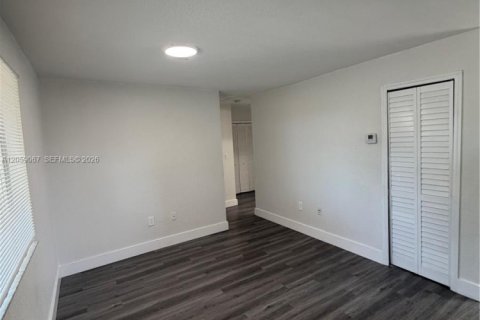 Villa ou maison à louer à Miami, Floride: 3 chambres, 98.48 m2 № 2169016 - photo 4