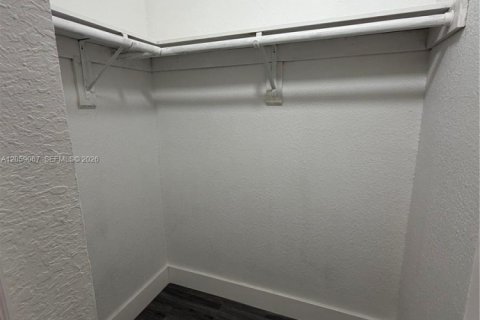 Villa ou maison à louer à Miami, Floride: 3 chambres, 98.48 m2 № 2169016 - photo 11
