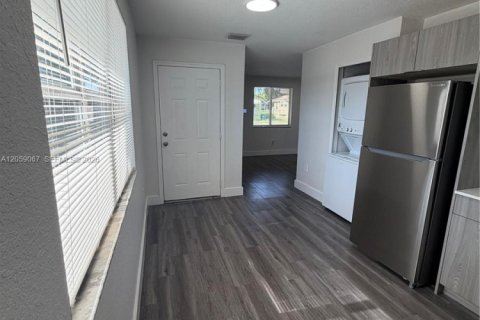 Villa ou maison à louer à Miami, Floride: 3 chambres, 98.48 m2 № 2169016 - photo 2