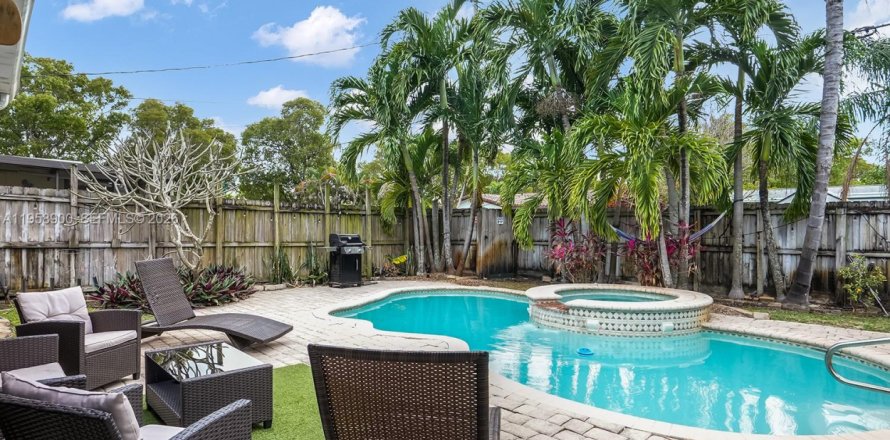 Дом в Холливуд, Флорида 3 спальни, 108.7м2 № 2017953