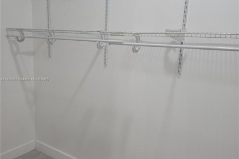 Casa en venta en Miami, Florida, 5 dormitorios, 251.95 m2 № 1969165 - foto 30