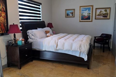 Casa en venta en Miami, Florida, 5 dormitorios, 251.95 m2 № 1969165 - foto 18