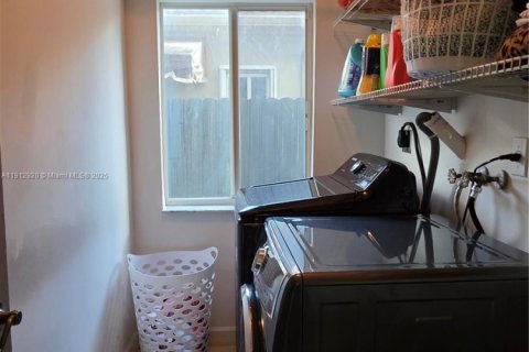 Casa en venta en Miami, Florida, 5 dormitorios, 251.95 m2 № 1969165 - foto 19