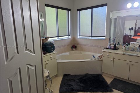 Casa en venta en Miami, Florida, 5 dormitorios, 251.95 m2 № 1969165 - foto 16