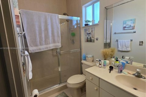 Casa en venta en Miami, Florida, 5 dormitorios, 251.95 m2 № 1969165 - foto 13